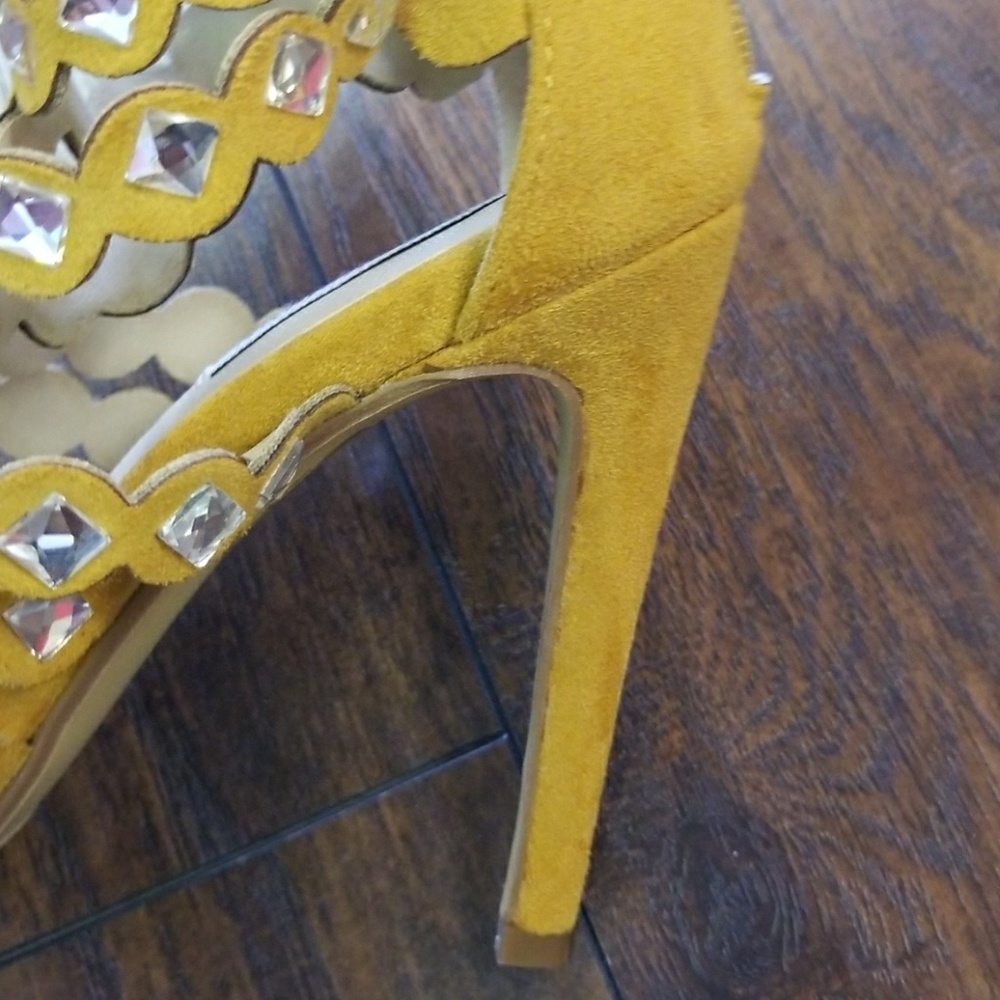 Heels - Picture 4 of 4